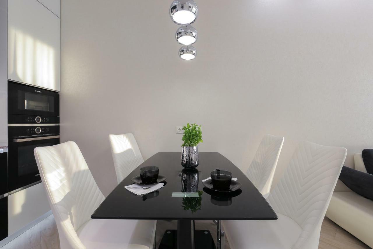 Black&white In Smart Plaza Apartament Kijów